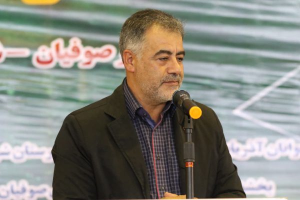 مشارکت خیرین در ساخت زمین چمن مصنوعی صوفیان نماد اتحاد دولت و مردم است