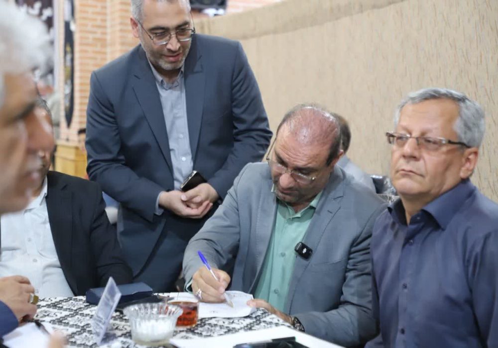 میز خدمت شرکت عمران شهر جدید سهند در حاشیه نماز جمعه برپا شد