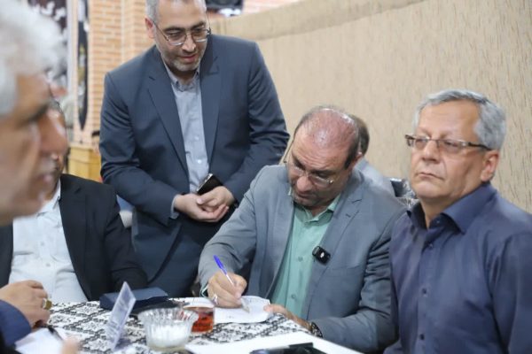 میز خدمت شرکت عمران شهر جدید سهند در حاشیه نماز جمعه برپا شد