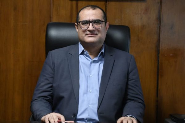 پرورش مرغ بومی در قفس‌های متحرک با امکان دسترسی آزاد